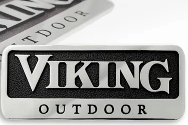 Stainless-steel-plate-installed-in-outdoor-conditions-to-withstand-environmental-exposure-over-time