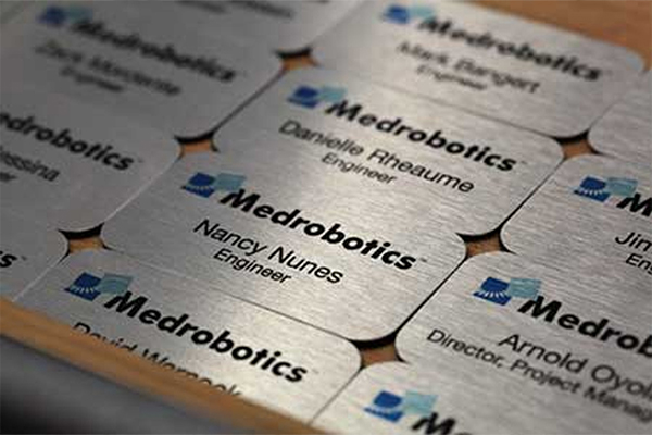 Personalized-metal-labels-with-custom-names-or-logos